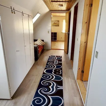 8 Person In Oster Assels-by Traum