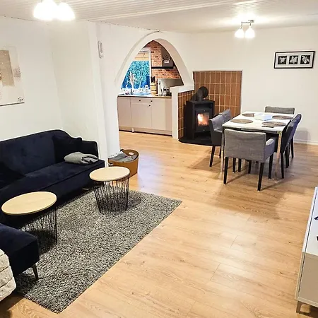 8 Person In Oster Assels-by Traum *